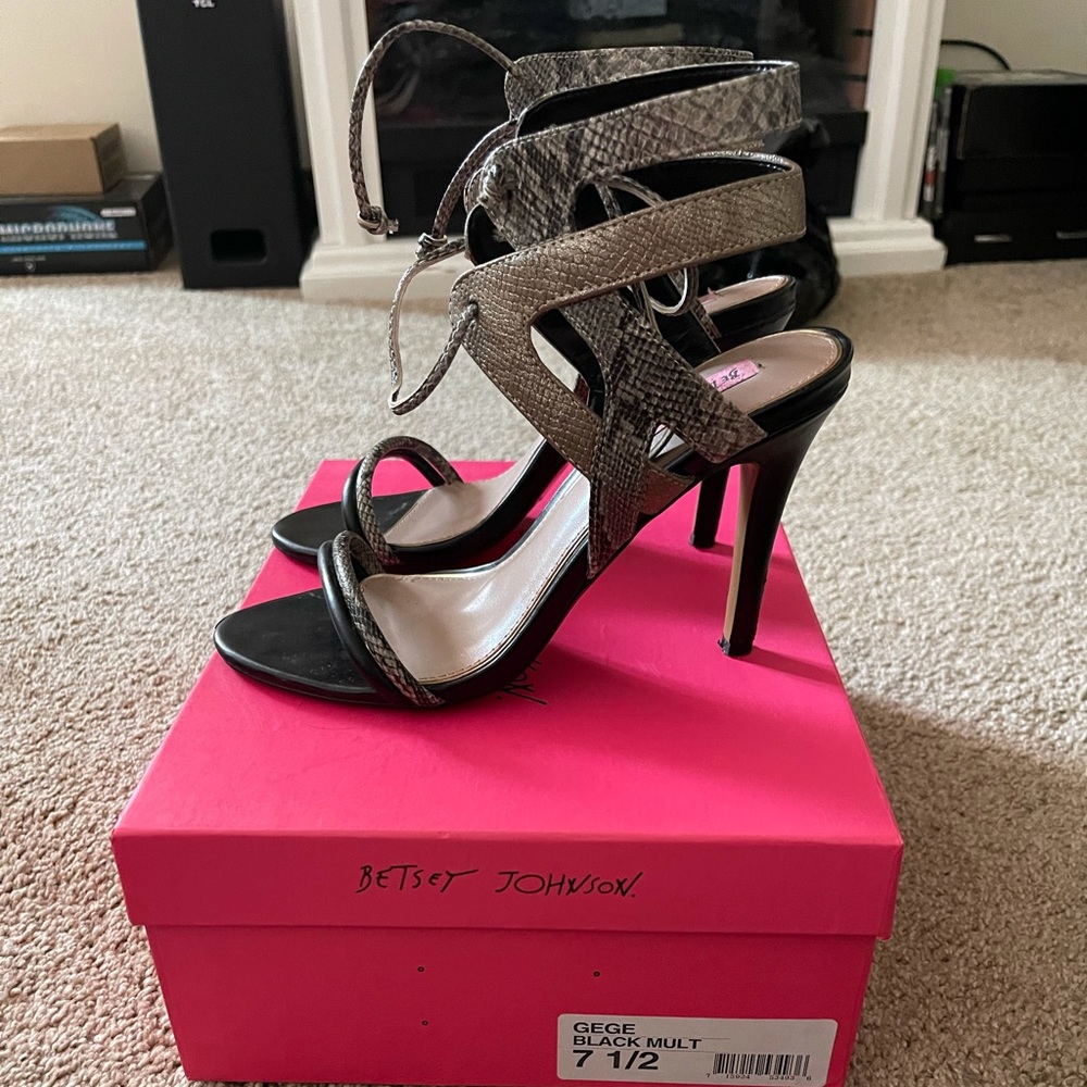 Heels - Picture 2 of 3